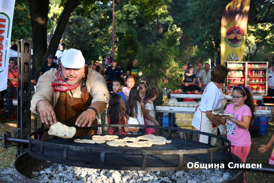 Един от топ-готвачите на България - Ути Бъчваров, направи истинско кулинарно шоу и даде началото на тазгодишното издание на „Фестивала на 100-те войводи“,...
